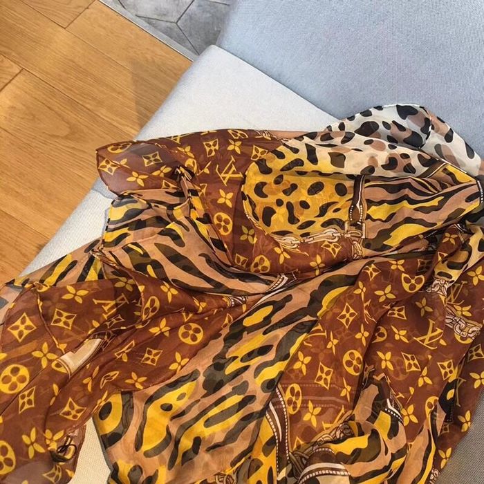 Louis Vuitton Scarf LVS00165